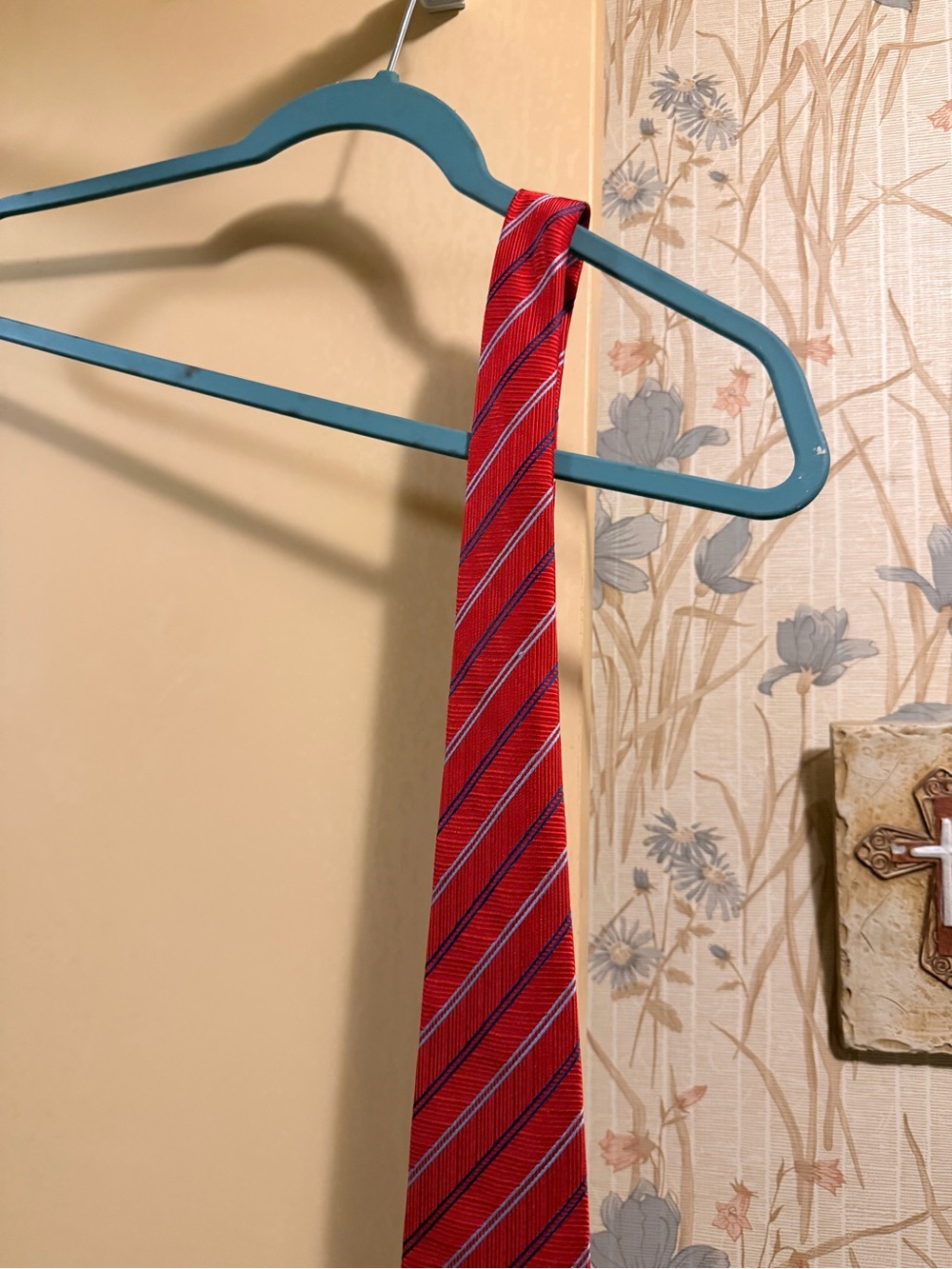 Classic Red Diagonal Stripe Tie — Sleek Professional Look - Picture 3 of 7